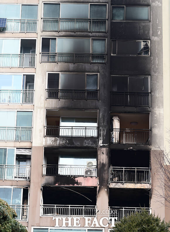성탄절인 25일 새벽 서울 도봉구의 한 아파트에서 화재가 발생한 가운데, 이날 오전 불이 완전히 꺼진 아파트가 처참한 모습을 보이고 있다. /이새롬 기자