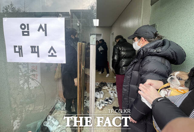 성탄절인 25일 새벽 서울 도봉구의 한 아파트에서 화재가 발생한 가운데, 아파트 앞에 마련된 임시 대피소에 주민들이 모여 있다.