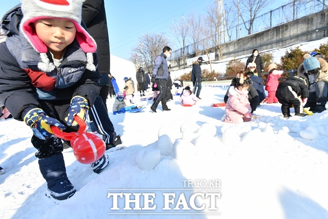 서울 노원구(구청장 오승록)가 새해부터 온 가족이 즐길 수 있는 2024 노원 눈썰매장을 운영한다. /노원구