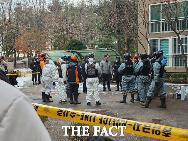 경찰과 소방당국이 26일 32명의 사상자를 낸 서울 도봉구 아파트 화재 현장에 대한 합동감식에 나섰다. /이윤경 인턴기자