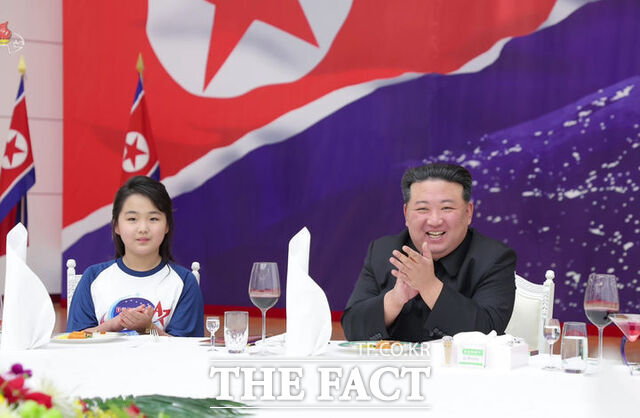 지난달 24일 북한 조선중앙TV는 김정은 국무위원장이 23일 첫 군사정찰위성 만리경 1호 발사 성공 경축 연회에 참석 했다고 보도했다. 딸 주애(왼쪽)와 부인 리설주도 함께 참석했다. / 뉴시스