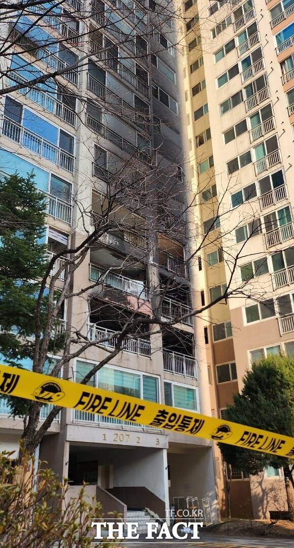 서울 도봉경찰서는 26일 아파트 화재 현장에 대한 합동감식을 실시한 결과 전기적 요인 발화 가능성은 배제되고 인적 요인 가능성을 배제할 수 없는 상황이 확인됐다고 밝혔다. /이윤경 인턴기자