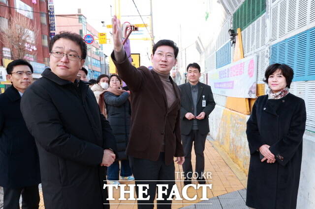 이상일 용인시장이 신초등학교 방음벽 교체 구간을 확인하고 있다. /용인시