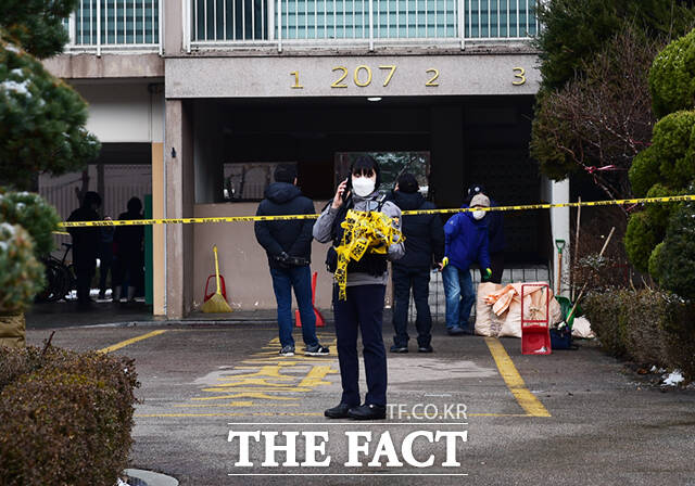 경찰이 27일 32명의 사상자를 낸 서울 도봉구 아파트 화재 현장에 대한 추가 감식을 벌였다. /이새롬 기자