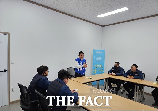 정희균 민주당 국회의원 예비후보가 27일 현대자동차 전주공장 노조 관계자들과 정책 삽니다 간담회를 개최했다./정희균 예비후보실