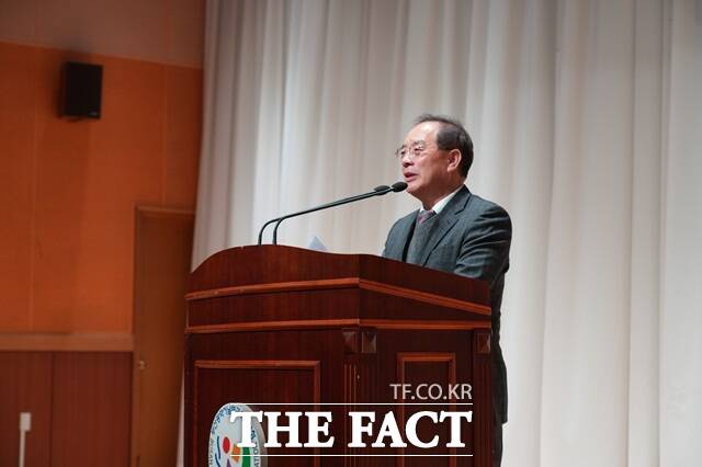 하윤수 부산시교육감이 27일 남부교육지원청에서 열린 제17회 선생님 자랑대회에서 격려사를 하고 있다. /부산시교육청