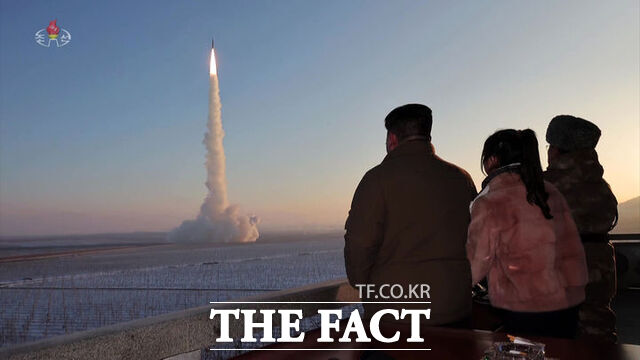 조선중앙TV가 지난 18일 발사된 신형 ICBM 화성-18형 발사 장면을 19일 보도했다. 이날 발사에는 김정은 북한 국무위원장과 부인 리설주, 딸 주애가 동행했다. / 뉴시스