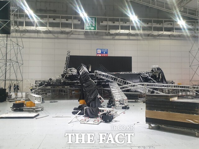 광주 김대중컨벤션센터에서 콘서트 무대 작업 중 기둥이 무너지면서 작업자 4명이 크고 작은 부상을 입었다./광주서부소방서