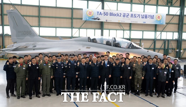 KAI가 28일 방산협력의 상징인 TA-50 블록2(Block2)를 공군으로 초도기 납품을 시작하는 행사를 가졌다./KAI