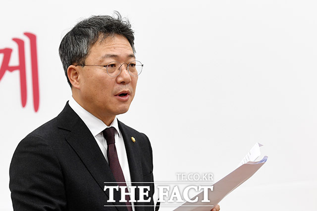 비상대책위원회 위원 명단을 발표하는 박 수석대변인.