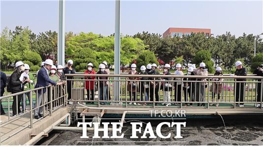 인천환경공단 관계자들이 가좌하수처리창에서 시민들에게 시설을 설명하고있다./인천환경공단
