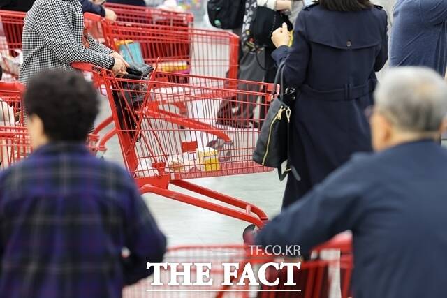 통계청이 28일 발표한 2023년 11월 산업활동동향에 따르면 지난달 국내 생산과 소비가 증가 전환했다. 사진은 지난 10일 서울 시내 한 대형마트에서 장을 보는 시민들의 모습. /뉴시스