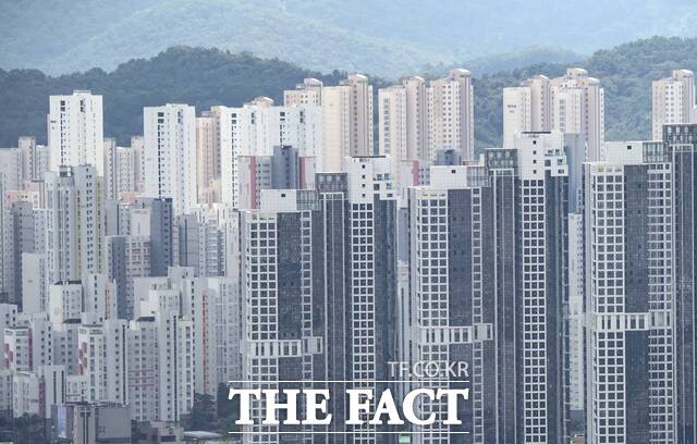 28일 한국부동산원의 주간 매매가격 동향에 따르면 전국 아파트 값는 지난해에 이어 올해도 하락한 것으로 나타났다. /이동률 기자