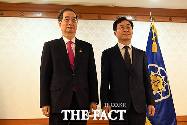 한 총리와 장신호 서울교육대학교 총장이 기념사진을 찍고 있다.