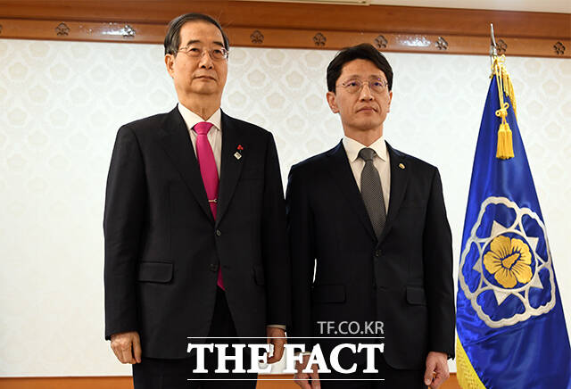 한 총리와 김윤상 기획재정부 2차관이 기념사진을 찍고 있다.