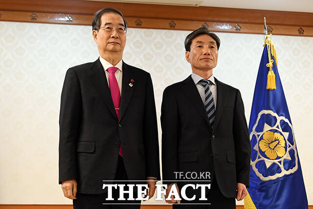한 총리와 김영신 감사위원이 기념사진을 찍고 있다.