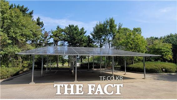 인천경제청이 야생동물구조관리센터 주차장에 설치한 태양광 발전설비/인천경제청