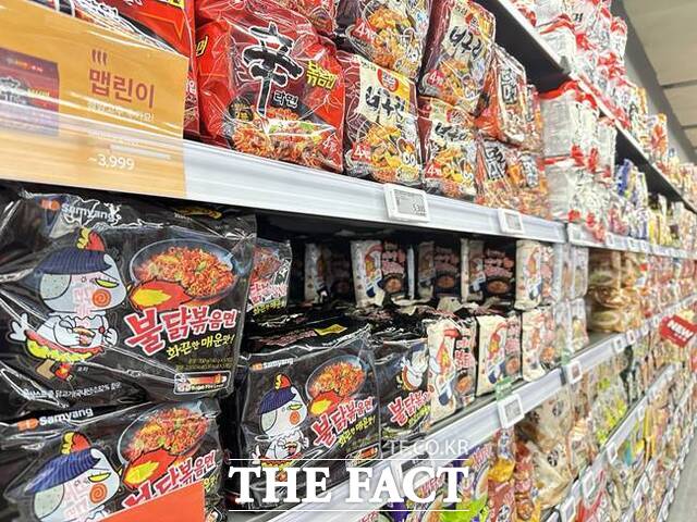 올해 소비자물가가 전년 대비 3.6% 오른 것으로 조사됐다. 서울 은평구 소재 이마트 내 라면 코너 /이중삼 기자