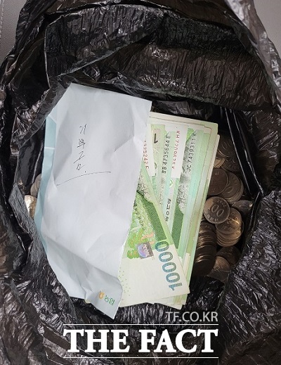 장수군 산서면사무소에 익명의 기부자가 현금이 든 검정 비닐봉투를 건네고 사라져 지역사회에 잔잔한 감동을 주고 있다.