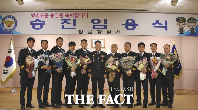 김한곤 정읍서장은 “영예로운 승진을 축하하며, 앞으로도 국민의 신뢰와 사랑을 받는 경찰관이 되어달라”고 당부했다. / 정읍경찰서