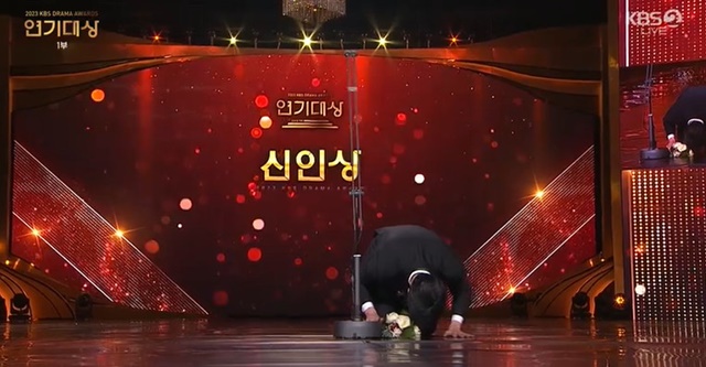 추영우가 2023 KBS 연기대상에서 신인상 수상 후 큰절을 했다. /KBS 2TV 방송화면 캡처