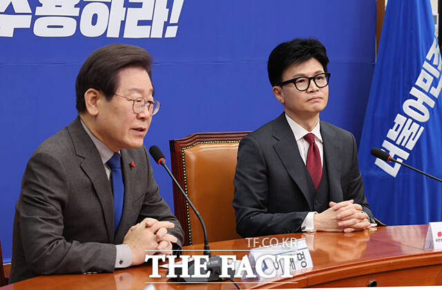 갑진년 새해 첫 메시지로 한동훈 국민의힘 비상대책위원장은 동료시민들과 함께 미래를 만들겠다고 밝혔다. 이재명 더불어민주당 대표는 총선 승리가 사명이라고 강조했다. 한 비대위원장이 지난달 29일 서울 여의도 국회에서 이 대표를 예방해 대화하는 모습. /배정한 기자