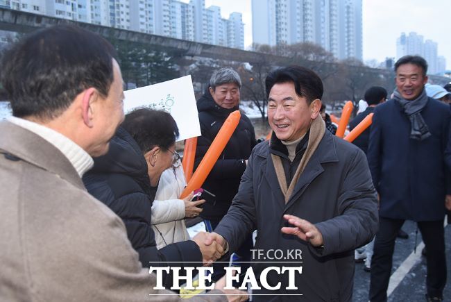 김동근(오른쪽 두 번째) 의정부시장이 1일 중랑천변을 걸으며 시민들과 인사하고 있다./의정부시