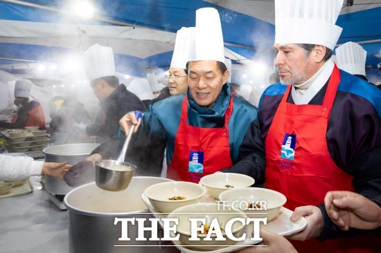 이재준 수원시장이 1일 오전 화성행궁 일원에서 시민들에게 떡국을 배식하고 있다./수원시