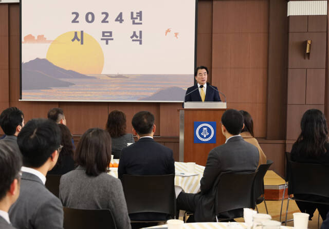 이장한 종근당 회장이 2일 서울 본사에서 열린 시무식에서 발언을 하고 있다. /종근당