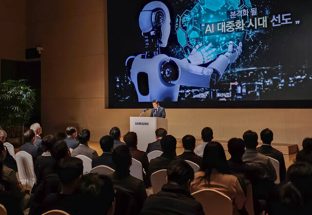 삼성은 2일 경기도 수원 디지털시티에서 열린 2024년 시무식에서 사내 최고 기술전문가를 의미하는 2024 삼성 명장을 선정했다. 올해는 총 15명의 직원들이 명장으로 선정됐으며, 이는 역대 최대 규모다. /삼성전자