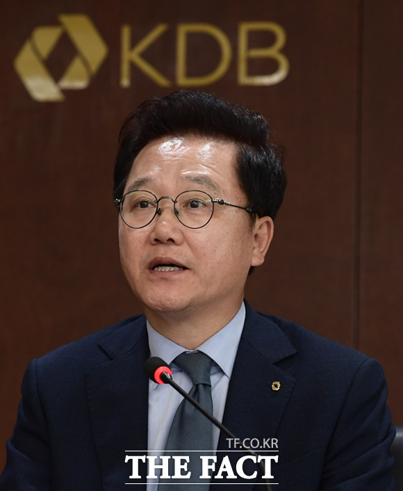 강석훈 KDB산업은행 회장이 2일 신년사에서 어게인, KDB 프라이드를 제시하고 초저성장 국면을 극복하는 데 앞장서겠다고 밝혔다. /이새롬 기자