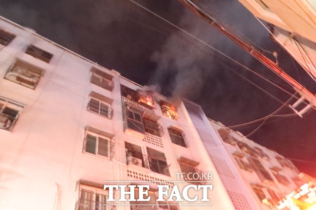 2일 0시께 부산 영도구의 한 아파트 5층에서 불이나 주민 2명이 경상을 입고, 40명이 긴급 대피했다. /부산소방본부
