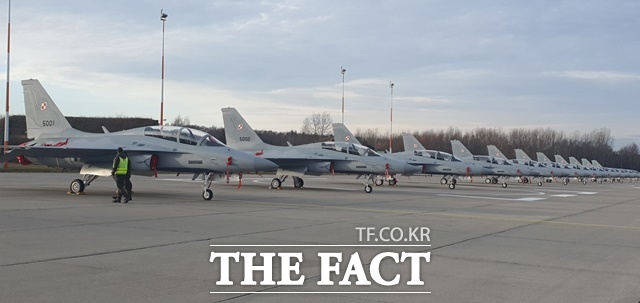 KAI가 역대 최단기간 납품한 FA-50GF 12대가 폴란드 민스크 공군기지 주기장에 일렬로 세워져 있다./KAI