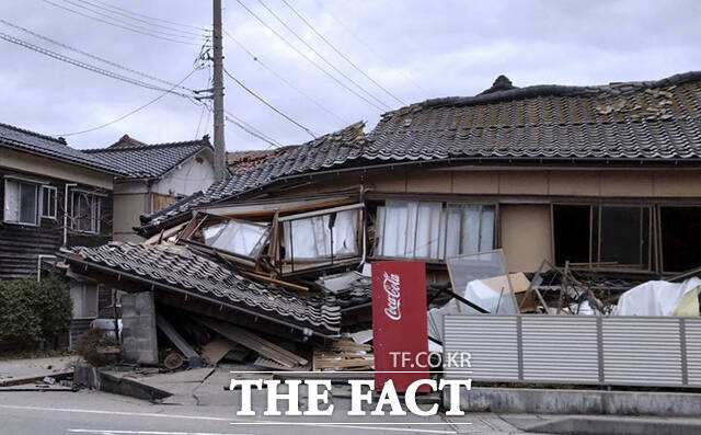 1일 일본 도야마현(혼슈) 도야마 북쪽 90km 해역에서 진도 7.4의 강진이 발생한 가운데 이시카와현 와지마 시의 가옥이 지진으로 무너져있다./와지마=AP.뉴시스