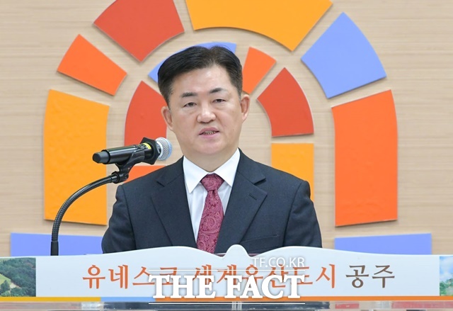 강관식 공주시 부시장이 2일 시청 대백제실에서 열린 취임식에서 기업과 공공기관 이전 유치 등 지속 성장의 밑바탕을 마련하는 것을 가장 중요한 과제로 삼겠다고 강조했다./공주시