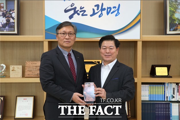 이홍복 경륜경정총괄본부장(왼쪽)이 박승원 광명시장으로부터 감사패를 받고 기념사진을 촬영하고 있다./경륜경정총괄본부