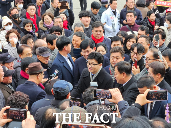 한동훈 국민의힘 비상대책위원장이 2일 대전현충원을 방문해 지지자들과 인사를 하고 있다. / 대전=최영규 기자