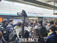  전장연, 새해 첫 출근길 지하철 시위…열차 탑승은 불발