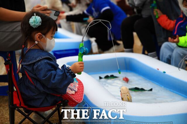 전남 곡성심청어린이대축제 현장에서 한 아이가 장난감 물고기를 잡고 있다. / 곡성군