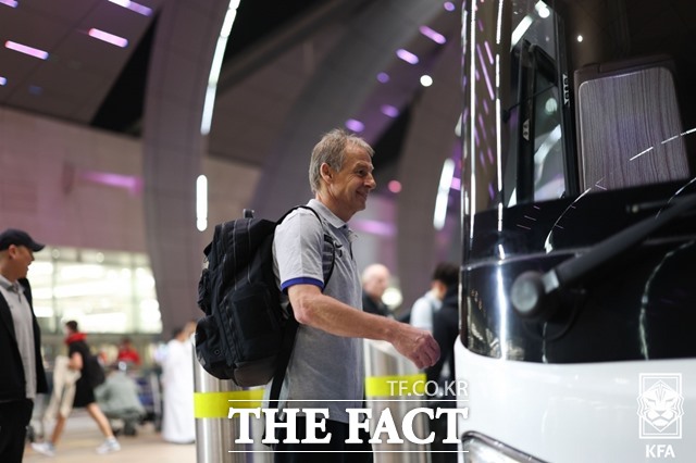 두바이 공항에서 훈련캠프인 아부다비로 이동하기 위해 버스에 오르는 클린스만 감독./두바이=KFA