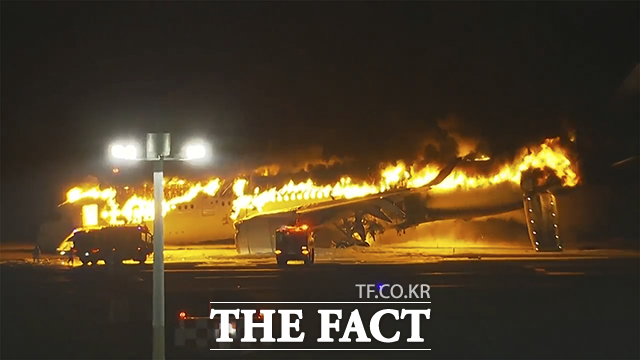 2일 오후 일본 도쿄 하네다 공항 활주로에 착륙하던 일본항공(JAL) 항공기가 불길에 휩싸여 있다. /도쿄=AP.뉴시스