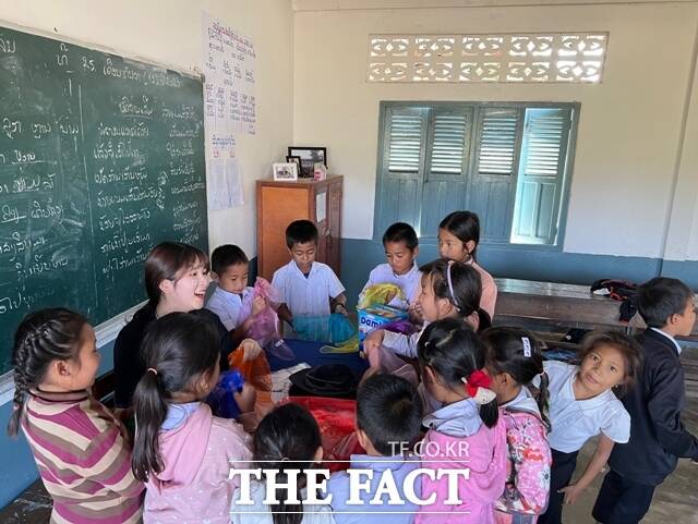 상명대학교 국제개발평가센터가 라오스 루앙프라방 지역에 해외봉사단을 파견했다. 해외봉사단원이 반찬초등학교(Ban Chan Nou Primary School)에서 교육봉사활동을 진행하고 있다. / 상명대학교