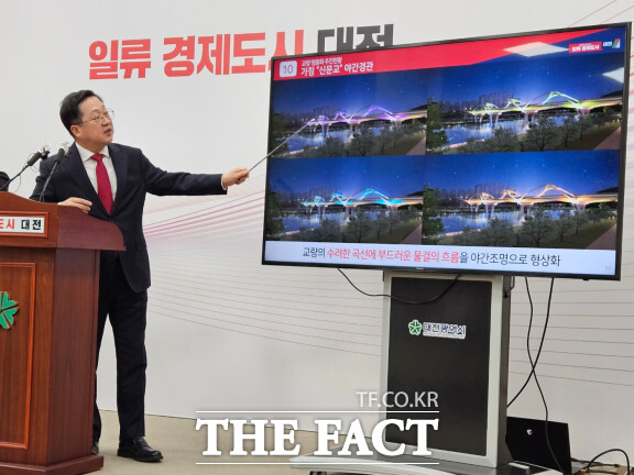 이장우 대전시장이 3일 (가칭) 신문교의 야간 경관 조명 등에 대해 설명하고 있다. / 대전시