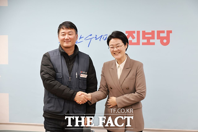 악수하는 양경수 위원장(왼쪽)과 윤희숙 상임대표.