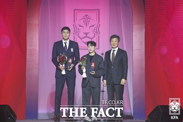 2일 열린 2023 KFA 시상식에서 올해의 선수상을 수상한 김민재(왼쪽)와 천가람, 시상자인 정몽규 대한축구협회장./KFA