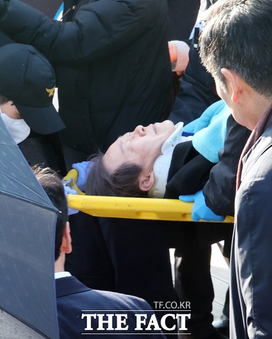 부산경찰은 3일 이재명 더불어민주당 대표를 흉기로 찌른 남성의 자택과 사무실을 압수수색하고 있다. 사진은 전날 서울대병원으로 이송되는 이 대표의 모습. /뉴시스