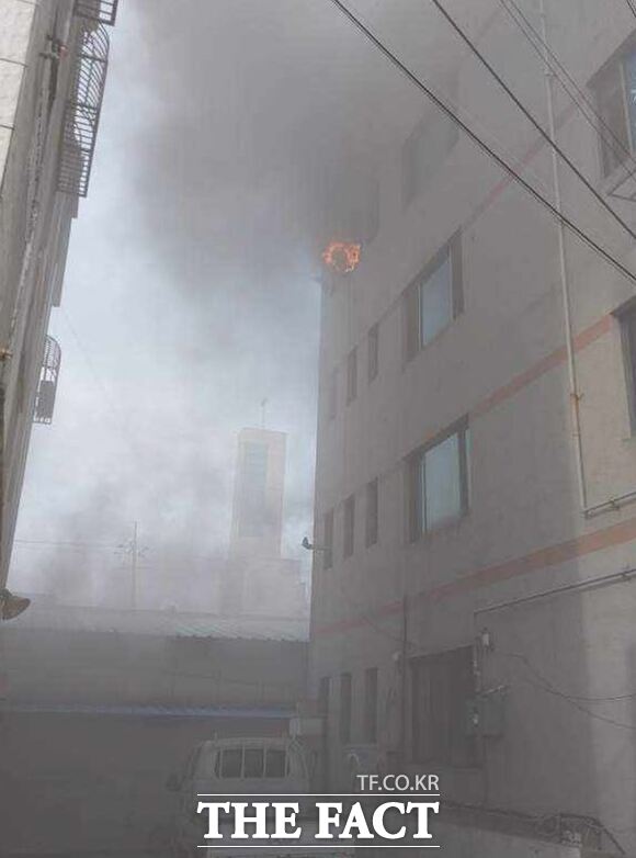 3일 오전 경주시 동천동의 한 건물에서 연기가 나고 있다./경북소방본부