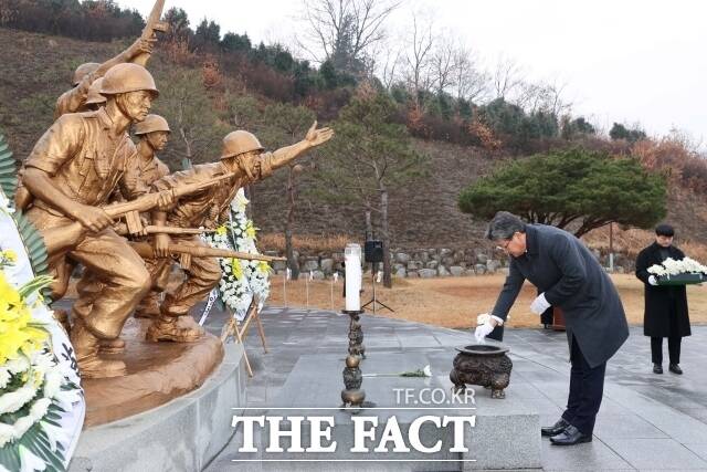 구례군은 2일 갑진년 새해를 맞아 현충탑 참배를 시작으로 새해 업무에 돌입했다고 4일 밝혔다./구례군