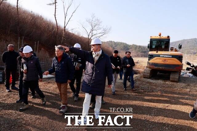 김철우 보성군수가 4일 미력면 화방리 장동제 재해위험저수지 정비 공사 현장을 점검했다./보성군