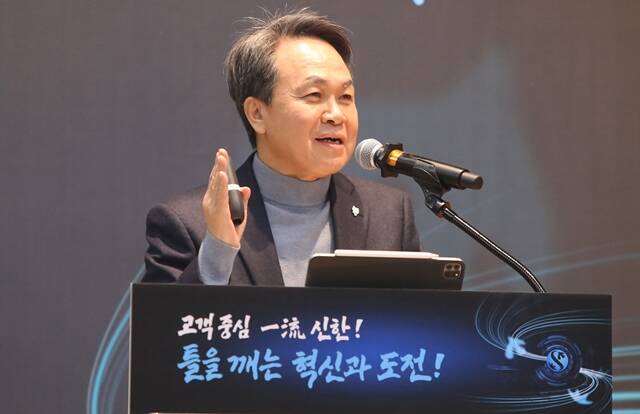 진옥동 신한금융그룹 회장이 4일 경기도 용인에 위치한 신한은행 블루캠퍼스에서 열린 2024년 신한경영포럼에서 총평을 전하고 있다. /신한금융그룹